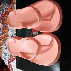 Women New Balance flip flops